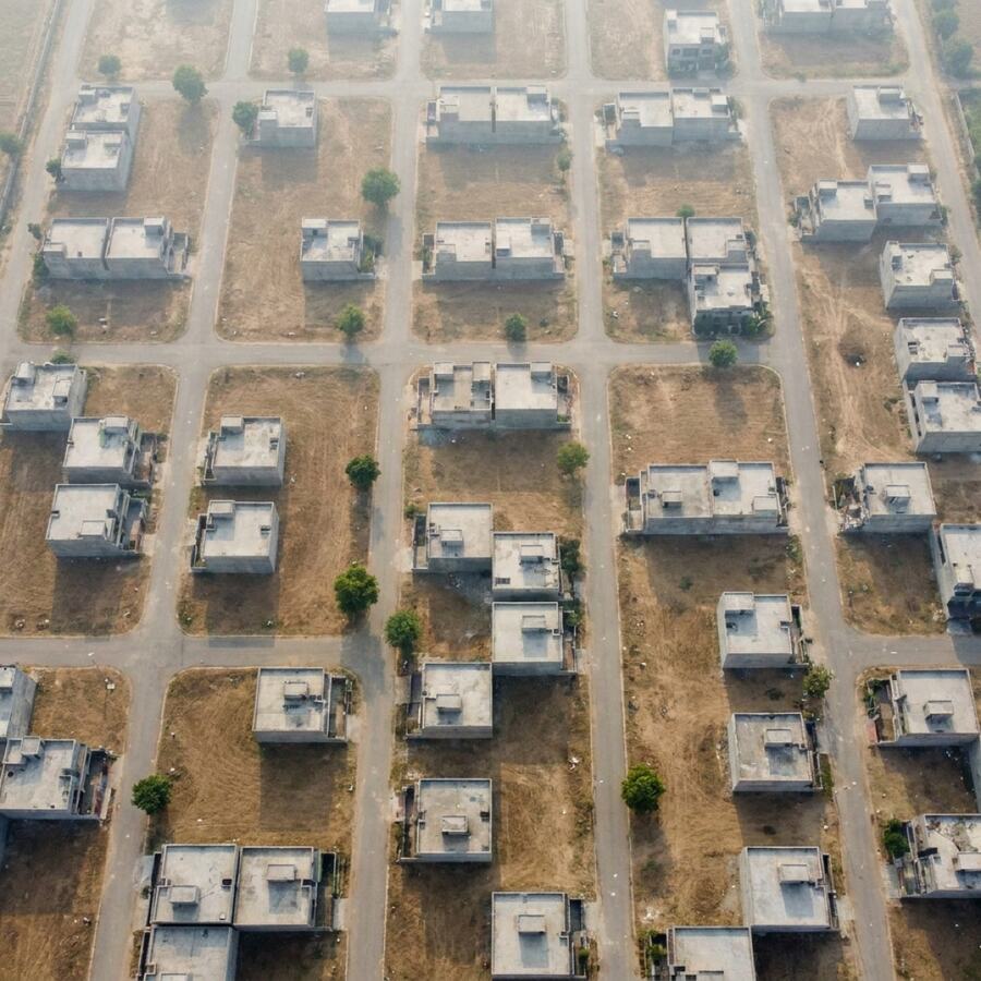 Illustrative aerial view of a residential block with the plot outlined and photo positions marked